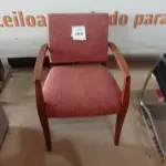LOTE 203 - 01 CADEIRA NA COR VERMELHA COM ESTAMPA (RED CHAIR WITH PRINT). (NO ESTADO EM QUE SE ENCONTRA. SUJEITO A AVARIAS OCULTAS/VISÍVEIS.)