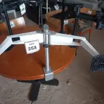 LOTE 253 - 01 SUPORTE PARA MONITOR (MONITOR STAND). (NO ESTADO EM QUE SE ENCONTRA. SUJEITO A AVARIAS OCULTAS/VISÍVEIS.)