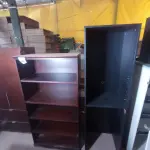LOTE 284 - 01 ESTANTE EM MADEIRA (WOODEN BOOKCASE). (NO ESTADO EM QUE SE ENCONTRA. SUJEITO A AVARIAS OCULTAS/VISÍVEIS.)