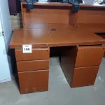 LOTE 199 - 01 MESA PARA COMPUTADOR NA COR MARROM (BROWN CCOMPUTER DESK) (NO ESTADO EM QUE SE ENCONTRA. SUJEITO A AVARIAS OCULTAS/VISÍVEIS.)