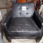 LOTE 173 - 01 POLTRONA PRETA VELHA (OLD BLACK ARMCHAIR). (NO ESTADO EM QUE SE ENCONTRA. SUJEITO A AVARIAS OCULTAS/VISÍVEIS.)