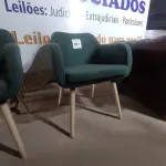 LOTE 227 - 01 CADEIRA VERDE (GREEN CHAIR). (NO ESTADO EM QUE SE ENCONTRA. SUJEITO A AVARIAS OCULTAS/VISÍVEIS.)
