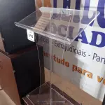 LOTE 218 - 01 PÚLPITO TRANSPARENTE (TRANSPARENT PULPIT). (NO ESTADO EM QUE SE ENCONTRA. SUJEITO A AVARIAS OCULTAS/VISÍVEIS.) (NO ESTADO EM QUE SE ENCONTRA. SUJEITO A AVARIAS OCULTAS/VISÍVEIS.)