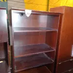 LOTE 282 - 01 ESTANTE EM MADEIRA (WOODEN BOOKCASE). (NO ESTADO EM QUE SE ENCONTRA. SUJEITO A AVARIAS OCULTAS/VISÍVEIS.)