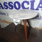 LOTE 190 - 01 MESINHA DE CANTO REDONDA ESTILO MÁRMORE (ROUND MARBLE CORNER TABLE). (NO ESTADO EM QUE SE ENCONTRA. SUJEITO A AVARIAS OCULTAS/VISÍVEIS.)