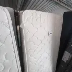 LOTE 289 - 01 COLCHÃO SOLTEIRO C/BASE (SINGLE MATTRESS). (NO ESTADO EM QUE SE ENCONTRA. SUJEITO A AVARIAS OCULTAS/VISÍVEIS.) BH1482D