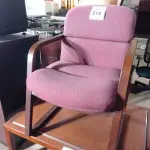 LOTE 214 - 01 CADEIRA NA COR ROXA (PURPLE CHAIR).035098 (NO ESTADO EM QUE SE ENCONTRA. SUJEITO A AVARIAS OCULTAS/VISÍVEIS.)