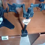 LOTE 202 - 01 SUPORTE PARA MONITOR (MONITOR STAND). (NO ESTADO EM QUE SE ENCONTRA. SUJEITO A AVARIAS OCULTAS/VISÍVEIS.)