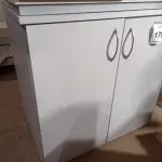 LOTE 179 - 01 ARMÁRIO BAIXO 02 PORTAS EM MADEIRA. (LOW CABINET). (NO ESTADO EM QUE SE ENCONTRA. SUJEITO A AVARIAS OCULTAS/VISÍVEIS.)