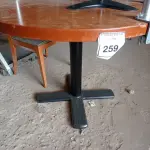 LOTE 259 - 01 MESA REDONDA DE MADEIRA CLARA (ROUND LIGHT WOOD TABLE). (NO ESTADO EM QUE SE ENCONTRA. SUJEITO A AVARIAS OCULTAS/VISÍVEIS.)