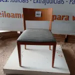 LOTE 263 - 01 CADEIRA MADEIRA ASSENTO CINZA LISTRADO (WOODEN CHAIR WITH GRAY STRIPED SEAT) (NO ESTADO EM QUE SE ENCONTRA. SUJEITO A AVARIAS OCULTAS/VISÍVEIS.)