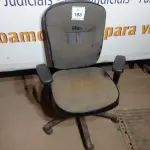 LOTE 193 - 01 CADEIRA DE ESCRITÓRIO VELHA (OLD OFFICE CHAIR). (NO ESTADO EM QUE SE ENCONTRA. SUJEITO A AVARIAS OCULTAS/VISÍVEIS.)