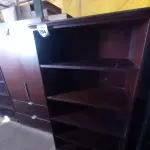 LOTE 284 - 01 ESTANTE EM MADEIRA (WOODEN BOOKCASE). (NO ESTADO EM QUE SE ENCONTRA. SUJEITO A AVARIAS OCULTAS/VISÍVEIS.)