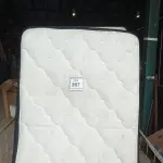 LOTE 267 - 01 COLCHÃO SOLTEIRO C/ BASE (SINGLE MATTRESS). (NO ESTADO EM QUE SE ENCONTRA. SUJEITO A AVARIAS OCULTAS/VISÍVEIS.) BH1442H 