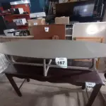 LOTE 167 - 01 MESA DE CENTRO OVAL CINZA (GRAY OVAL COFFEE TABLE). (NO ESTADO EM QUE SE ENCONTRA. SUJEITO A AVARIAS OCULTAS/VISÍVEIS.)