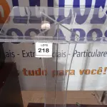 LOTE 218 - 01 PÚLPITO TRANSPARENTE (TRANSPARENT PULPIT). (NO ESTADO EM QUE SE ENCONTRA. SUJEITO A AVARIAS OCULTAS/VISÍVEIS.) (NO ESTADO EM QUE SE ENCONTRA. SUJEITO A AVARIAS OCULTAS/VISÍVEIS.)