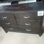 LOTE 251 - 01 CÔMODA (DRESSER). (NO ESTADO EM QUE SE ENCONTRA. SUJEITO A AVARIAS OCULTAS/VISÍVEIS.) AU2218U
