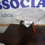 LOTE 190 - 01 MESINHA DE CANTO REDONDA ESTILO MÁRMORE (ROUND MARBLE CORNER TABLE). (NO ESTADO EM QUE SE ENCONTRA. SUJEITO A AVARIAS OCULTAS/VISÍVEIS.)
