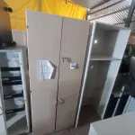LOTE 286 - 02 ARMÁRIOS EM MADEIRA (WOODEN CABINETS). (NO ESTADO EM QUE SE ENCONTRA. SUJEITO A AVARIAS OCULTAS/VISÍVEIS.)