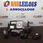 LOTE 070 - 02 FILMADORAS MARCA GRADIENTE E SONY E 04 CÂMERAS FOTOGRÁFICAS MARCAS E MODELOS DIVERSOS. (NO ESTADO) ATENÇÃO! FAZER A VISITAÇÃO ANTES DE ARREMATAR, NÃO SABEMOS SE FUNCIONA. LEILÃO NÃO TEM GARANTIA E NEM DEVOLUÇÃO, SUJEITO A POSSÍVEIS AVARIAS VISÍVEIS/OCULTAS E/OU AUSÊNCIA DE COMPONENTES.