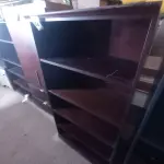 LOTE 284 - 01 ESTANTE EM MADEIRA (WOODEN BOOKCASE). (NO ESTADO EM QUE SE ENCONTRA. SUJEITO A AVARIAS OCULTAS/VISÍVEIS.)