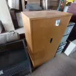 LOTE 273 - 01 ARMÁRIO EM MADEIRA C/ 02 PORTAS. (WOODEN CABINET) (NO ESTADO EM QUE SE ENCONTRA. SUJEITO A AVARIAS OCULTAS/VISÍVEIS.)