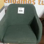 LOTE 225 - 01 CADEIRA VERDE (GREEN CHAIR). (NO ESTADO EM QUE SE ENCONTRA. SUJEITO A AVARIAS OCULTAS/VISÍVEIS.)