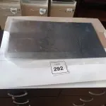 LOTE 292 - 01 CAIXA COM PROTETOR DE TELA GRANDE (BOX WITH LARGE SCREEN PROTECTOR). (NO ESTADO EM QUE SE ENCONTRA. SUJEITO A AVARIAS OCULTAS/VISÍVEIS.)