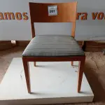 LOTE 261 - 01 CADEIRA MADEIRA ASSENTO CINZA LISTRADO (WOODEN CHAIR WITH GRAY STRIPED SEAT) (NO ESTADO EM QUE SE ENCONTRA. SUJEITO A AVARIAS OCULTAS/VISÍVEIS.)