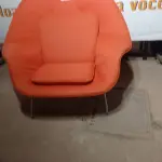 LOTE 188 - 01 POLTRONA NA COR LARANJA (ARMCHAIR). (NO ESTADO EM QUE SE ENCONTRA. SUJEITO A AVARIAS OCULTAS/VISÍVEIS.)