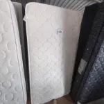 LOTE 289 - 01 COLCHÃO SOLTEIRO C/BASE (SINGLE MATTRESS). (NO ESTADO EM QUE SE ENCONTRA. SUJEITO A AVARIAS OCULTAS/VISÍVEIS.) BH1482D