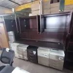 LOTE 276 - 01 ARMÁRIO C/ BANCADA EM MADEIRA (WOODEN CABINET). (NO ESTADO EM QUE SE ENCONTRA. SUJEITO A AVARIAS OCULTAS/VISÍVEIS.)