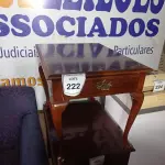 LOTE 222 - 01 MESA EM MADEIRA C/GAVETA (WOODEN TABLE). (NO ESTADO EM QUE SE ENCONTRA. SUJEITO A AVARIAS OCULTAS/VISÍVEIS.) (NO ESTADO EM QUE SE ENCONTRA. SUJEITO A AVARIAS OCULTAS/VISÍVEIS.)