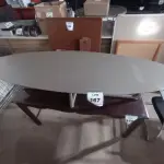 LOTE 167 - 01 MESA DE CENTRO OVAL CINZA (GRAY OVAL COFFEE TABLE). (NO ESTADO EM QUE SE ENCONTRA. SUJEITO A AVARIAS OCULTAS/VISÍVEIS.)