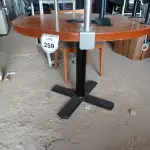 LOTE 259 - 01 MESA REDONDA DE MADEIRA CLARA (ROUND LIGHT WOOD TABLE). (NO ESTADO EM QUE SE ENCONTRA. SUJEITO A AVARIAS OCULTAS/VISÍVEIS.)