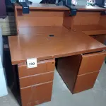 LOTE 199 - 01 MESA PARA COMPUTADOR NA COR MARROM (BROWN CCOMPUTER DESK) (NO ESTADO EM QUE SE ENCONTRA. SUJEITO A AVARIAS OCULTAS/VISÍVEIS.)
