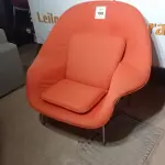 LOTE 188 - 01 POLTRONA NA COR LARANJA (ARMCHAIR). (NO ESTADO EM QUE SE ENCONTRA. SUJEITO A AVARIAS OCULTAS/VISÍVEIS.)