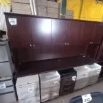 LOTE 276 - 01 ARMÁRIO C/ BANCADA EM MADEIRA (WOODEN CABINET). (NO ESTADO EM QUE SE ENCONTRA. SUJEITO A AVARIAS OCULTAS/VISÍVEIS.)