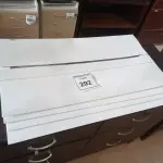 LOTE 292 - 01 CAIXA COM PROTETOR DE TELA GRANDE (BOX WITH LARGE SCREEN PROTECTOR). (NO ESTADO EM QUE SE ENCONTRA. SUJEITO A AVARIAS OCULTAS/VISÍVEIS.)