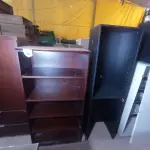 LOTE 284 - 01 ESTANTE EM MADEIRA (WOODEN BOOKCASE). (NO ESTADO EM QUE SE ENCONTRA. SUJEITO A AVARIAS OCULTAS/VISÍVEIS.)