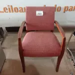 LOTE 205 - 01 CADEIRA NA COR VERMELHA COM ESTAMPA (RED CHAIR WITH PRINT).  (NO ESTADO EM QUE SE ENCONTRA. SUJEITO A AVARIAS OCULTAS/VISÍVEIS.)