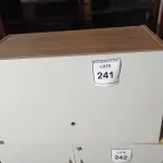 LOTE 241 - 01 ARMÁRIO SUSPENSO (HANGING CABINET). (NO ESTADO EM QUE SE ENCONTRA. SUJEITO A AVARIAS OCULTAS/VISÍVEIS.)