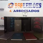 LOTE 010 - 01 CAIXA ÓPERA C/07 CDS E 04 LIVROS. (NO ESTADO) ATENÇÃO! FAZER A VISITAÇÃO ANTES DE ARREMATAR, NÃO SABEMOS SE FUNCIONA. LEILÃO NÃO TEM GARANTIA E NEM DEVOLUÇÃO, SUJEITO A POSSÍVEIS AVARIAS VISÍVEIS/OCULTAS E/OU AUSÊNCIA DE COMPONENTES.
