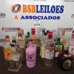 LOTE 083 - 01 LOTE C/DIVERSAS GARRAFAS DECORATIVAS MARCAS E MODELOS DIVERSOS. (NO ESTADO) ATENÇÃO! FAZER A VISITAÇÃO ANTES DE ARREMATAR, NÃO SABEMOS SE FUNCIONA. LEILÃO NÃO TEM GARANTIA E NEM DEVOLUÇÃO, SUJEITO A POSSÍVEIS AVARIAS VISÍVEIS/OCULTAS E/OU AUSÊNCIA DE COMPONENTES.