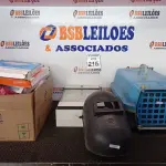 LOTE 215 - 01 TRANSPORTADOR DE PETS, VÁRIAS LUMINÁRIAS E MATERIAIS DIVERSOS. (NO ESTADO) ATENÇÃO! FAZER A VISITAÇÃO ANTES DE ARREMATAR, NÃO SABEMOS SE FUNCIONA. LEILÃO NÃO TEM GARANTIA E NEM DEVOLUÇÃO, SUJEITO A POSSÍVEIS AVARIAS VISÍVEIS/OCULTAS E/OU AUSÊNCIA DE COMPONENTES.