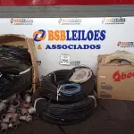 LOTE 200 - 01 LOTE C/VÁRIOS CABOS P/TV, CONEXÕES DE FERRO E 01CAIXA C/VÁRIOS INTERRUPTORES E MATERIAIS ELÉTRICOS DIVERSOS. (NO ESTADO) ATENÇÃO! FAZER A VISITAÇÃO ANTES DE ARREMATAR, NÃO SABEMOS SE FUNCIONA. LEILÃO NÃO TEM GARANTIA E NEM DEVOLUÇÃO, SUJEITO A POSSÍVEIS AVARIAS VISÍVEIS/OCULTAS E/OU AUSÊNCIA DE COMPONENTES.