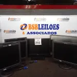 LOTE 202 - 06 MONITORES LCD MARCAS E MODELOS DIVERSOS. (NO ESTADO) ATENÇÃO! FAZER A VISITAÇÃO ANTES DE ARREMATAR, NÃO SABEMOS SE FUNCIONA. LEILÃO NÃO TEM GARANTIA E NEM DEVOLUÇÃO, SUJEITO A POSSÍVEIS AVARIAS VISÍVEIS/OCULTAS E/OU AUSÊNCIA DE COMPONENTES.