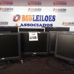 LOTE 218 - 08 MONITORES LCD MARCAS E MODELOS DIVERSOS. (NO ESTADO) ATENÇÃO! FAZER A VISITAÇÃO ANTES DE ARREMATAR, NÃO SABEMOS SE FUNCIONA. LEILÃO NÃO TEM GARANTIA E NEM DEVOLUÇÃO, SUJEITO A POSSÍVEIS AVARIAS VISÍVEIS/OCULTAS E/OU AUSÊNCIA DE COMPONENTES.
