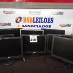 LOTE 218 - 08 MONITORES LCD MARCAS E MODELOS DIVERSOS. (NO ESTADO) ATENÇÃO! FAZER A VISITAÇÃO ANTES DE ARREMATAR, NÃO SABEMOS SE FUNCIONA. LEILÃO NÃO TEM GARANTIA E NEM DEVOLUÇÃO, SUJEITO A POSSÍVEIS AVARIAS VISÍVEIS/OCULTAS E/OU AUSÊNCIA DE COMPONENTES.