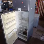 LOTE 289 - 01 GELADEIRA 220V MARCA PROSDÓCIMO. (NO ESTADO) ATENÇÃO! FAZER A VISITAÇÃO ANTES DE ARREMATAR, NÃO SABEMOS SE FUNCIONA. LEILÃO NÃO TEM GARANTIA E NEM DEVOLUÇÃO, SUJEITO A POSSÍVEIS AVARIAS VISÍVEIS/OCULTAS E/OU AUSÊNCIA DE COMPONENTES.